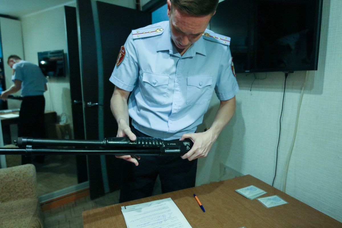    Фото: KazanFirst /Сотрудник Росгвардии во время осмотра оружия.