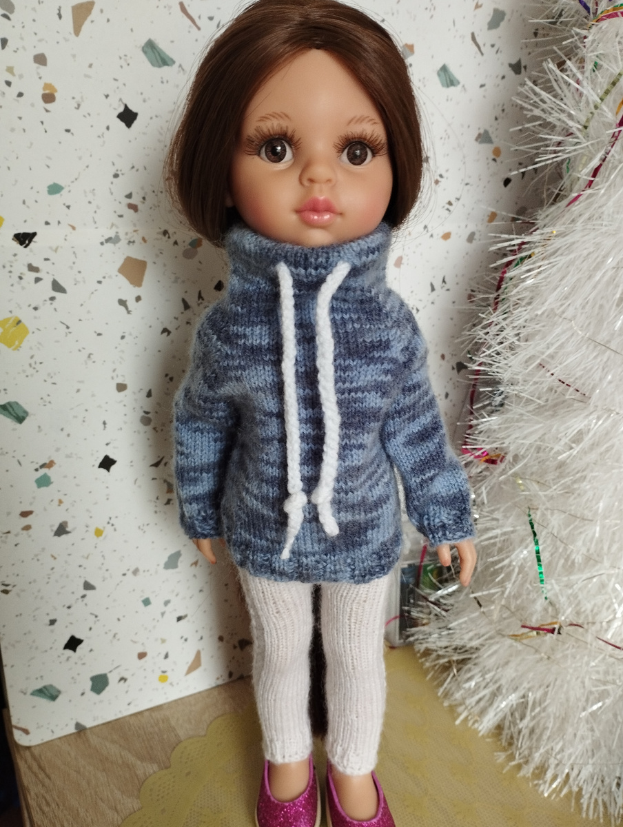 Худи связано давненько и одеть можно с лосинами. Комплектом связала в октябре. 