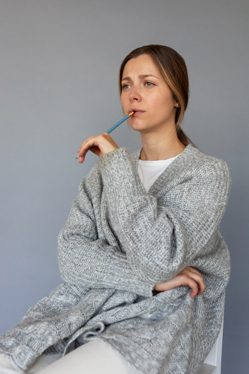 <a href="https://ru.freepik.com/free-photo/side-view-anxious-woman-with-pencil_32406767.htm#fromView=search&page=2&position=40&uuid=bbe36b92-59a1-4445-86c5-055c21e0ac7a">Изображение от freepik</a>