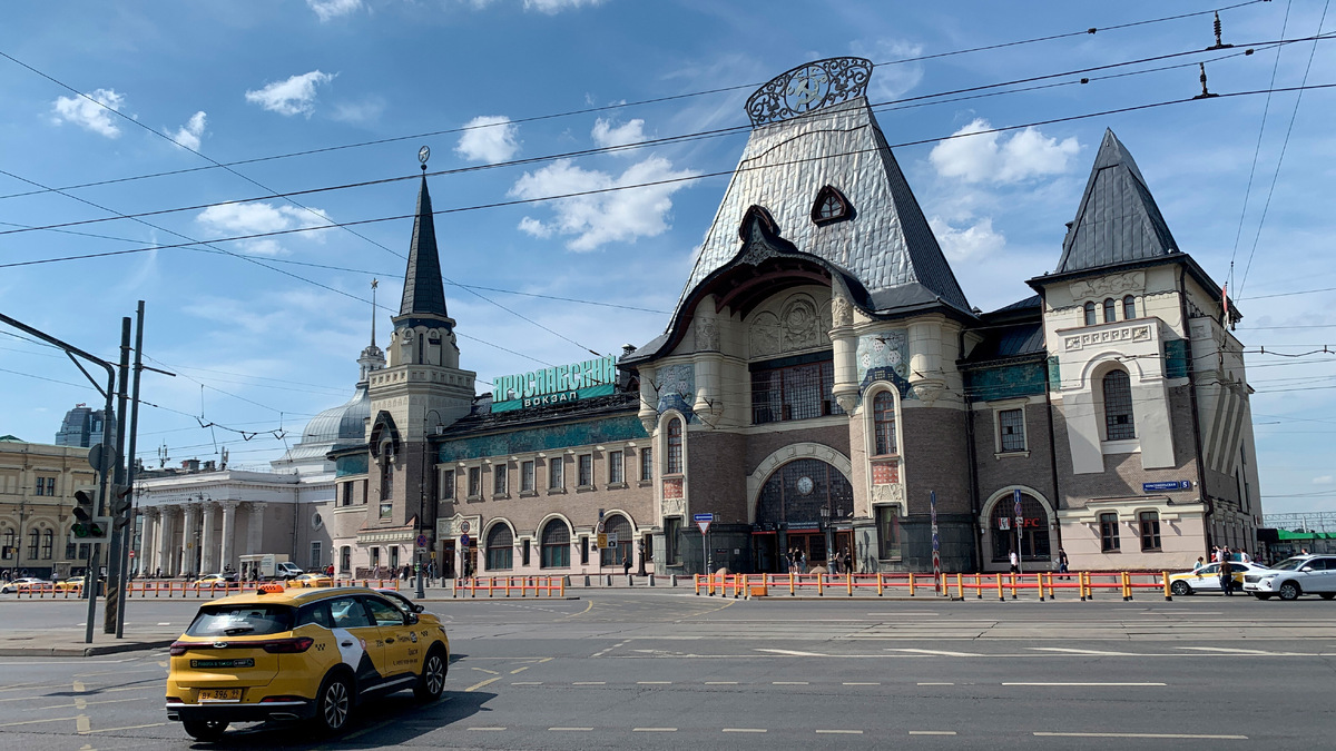 Поезда из любого города страны приходят к Комсомольской площади в Москве (её ещё называют площадью трёх вокзалов). Фото: Софья Ремез