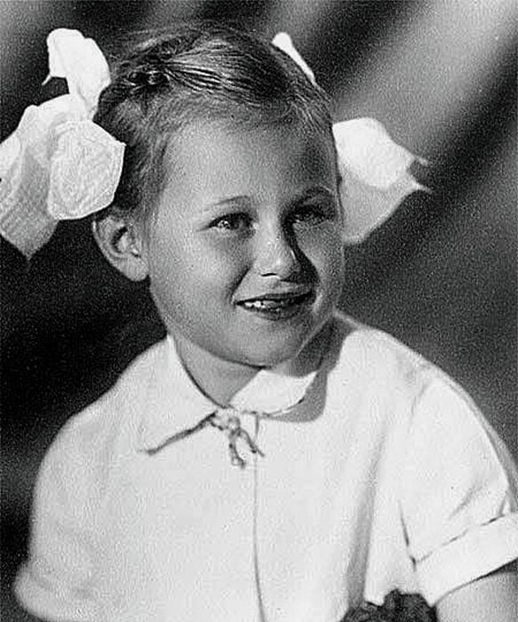  Дарья Донцова в детстве. / Фото: www.pinterest.com