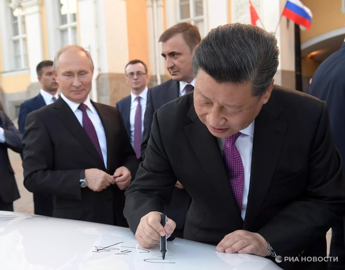 Автограф тов.Си на кроссовере Haval. Фото РИА Новости