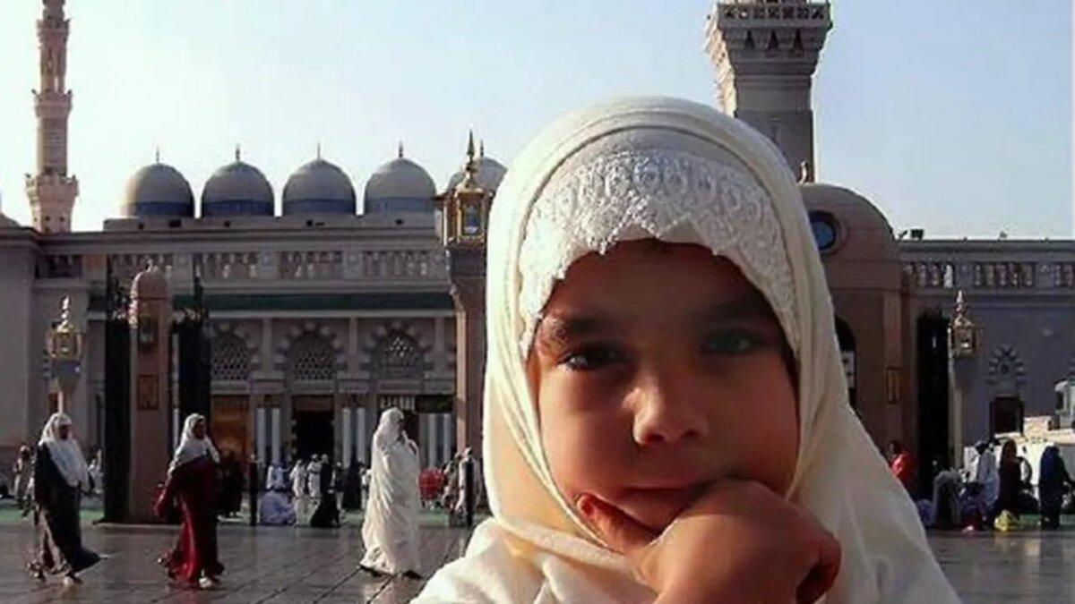    Девочка в хиджабе.