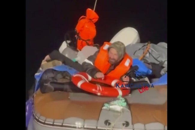    Охотское море / лодка