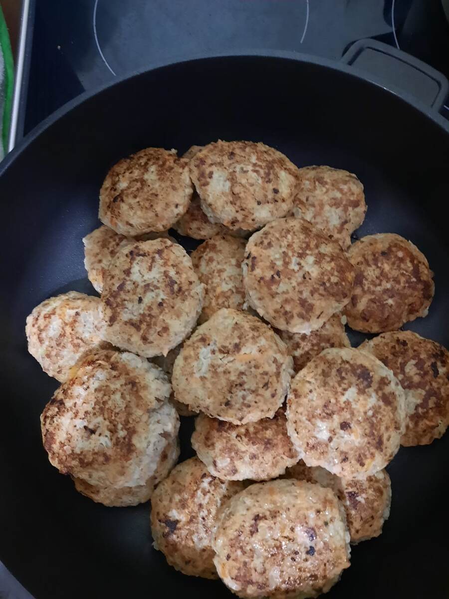 Гречку можно заменить на овсянку или кус-кус, тоже очень вкусно будет. 