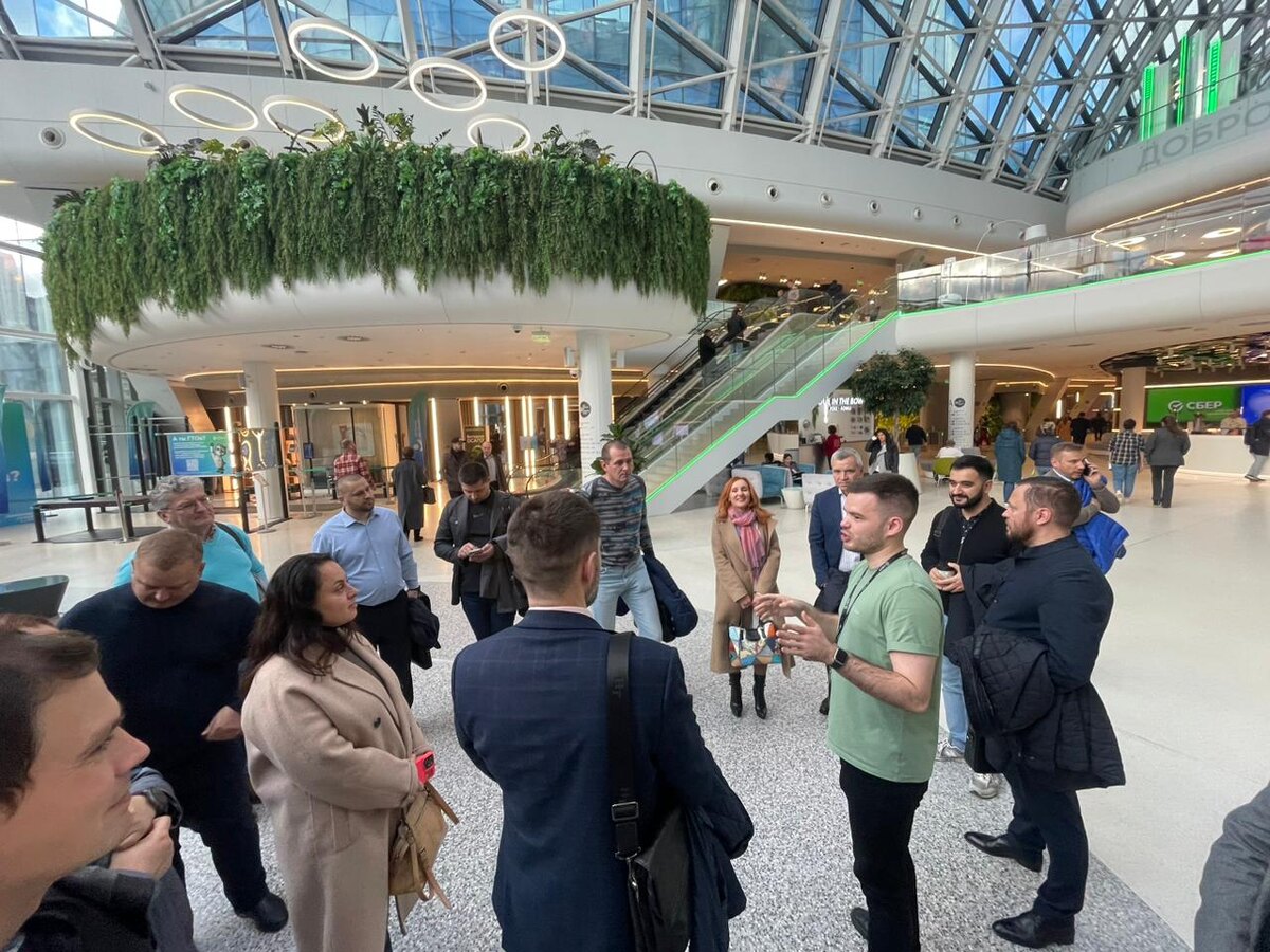 Начало экскурсии по офису Сбера (атриум)