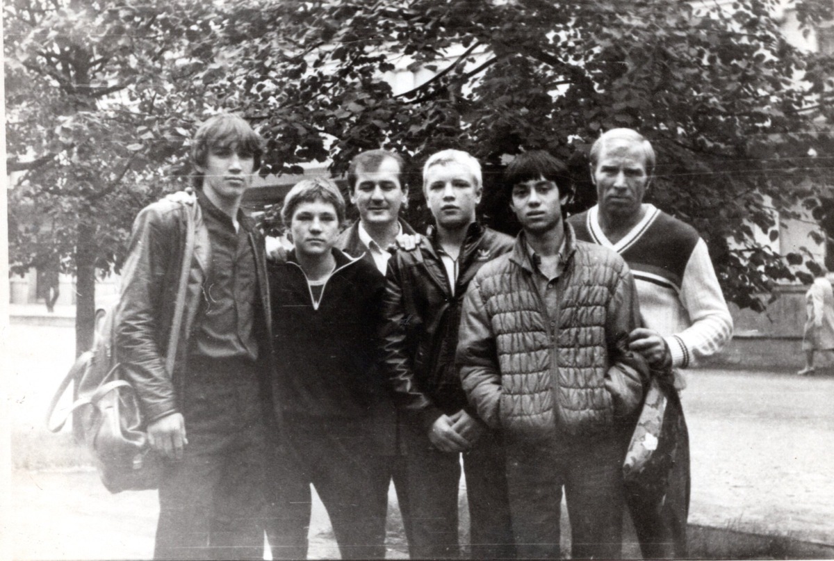 В кругу воспитанников Заслуженного тренера СССР Валерия Ивановича Белова. 1985 г. (Р.олланд Губаев – третий слева)