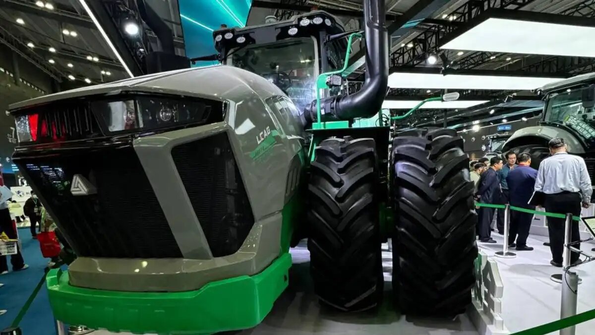 Фото: telegram-канал Agrobizrussia Новый гибридный 600-сильный трактор LCAG