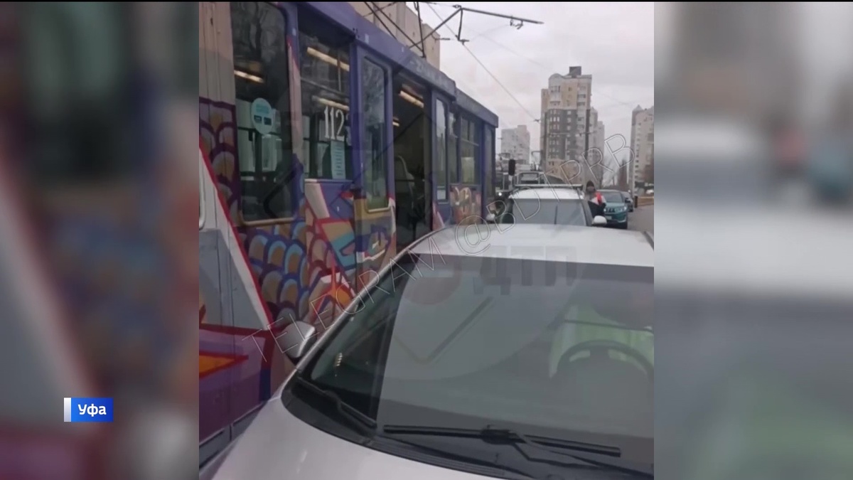    В Уфе из-за припаркованной на путях машины встали семь трамваев