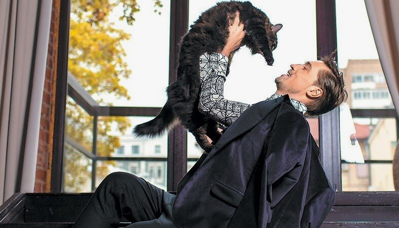 ...Ну? Кто ещё влюбился? В очередь, пожалуйста!...