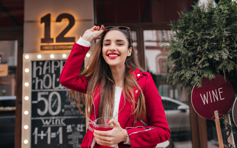  Почаще улыбайтесь, милые дамы. Фото: Freepik