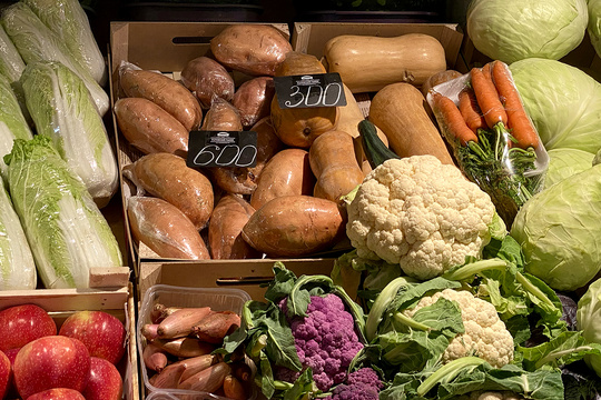 выбор овощей на рынке