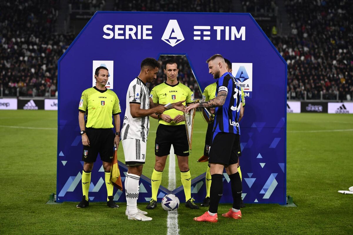 Капитаны проводят жеребьевку