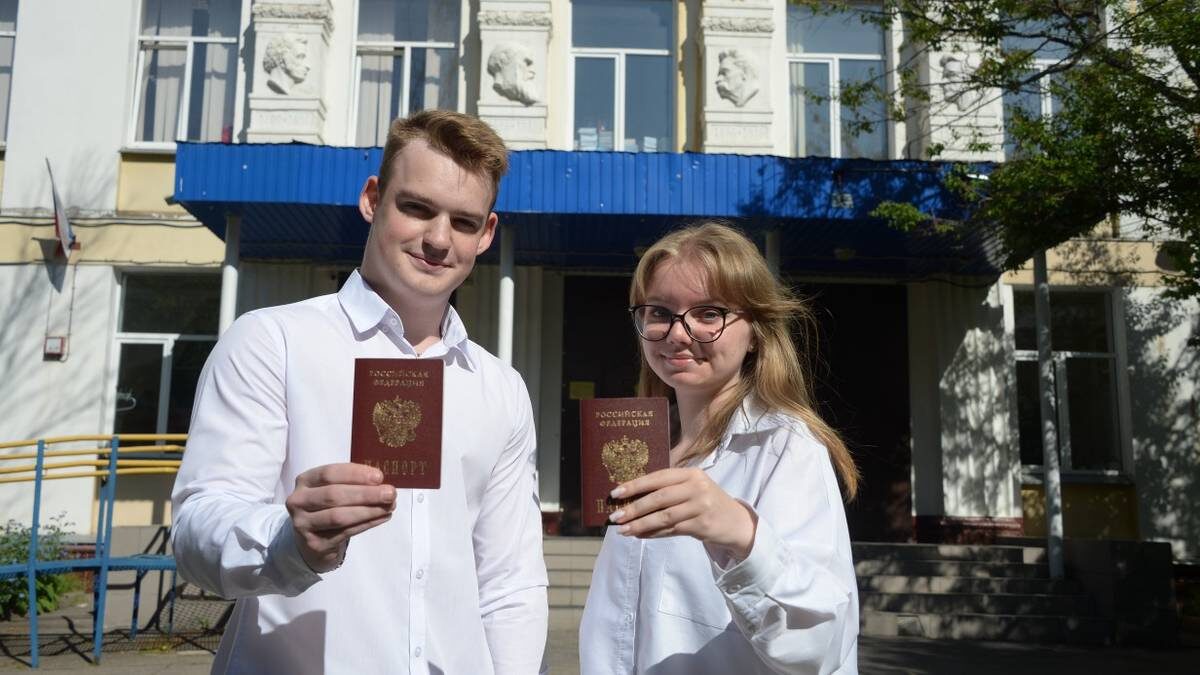    Учащиеся школы № 199 Егор Чайка и Виктория Фролова перед ЕГЭ по русскому языку / Фото: Пелагия Замятина / Вечерняя Москва