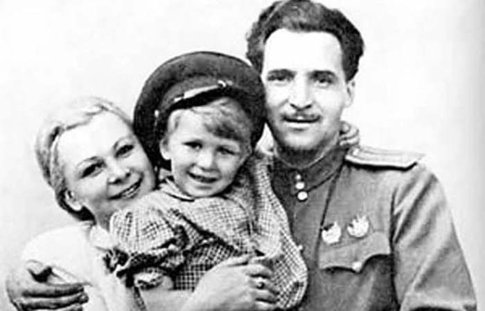 Валентина Серова со своим сыном и Константин Симонов