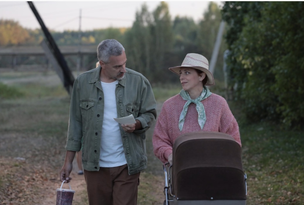 Павел Савинков и Нелли Уварова. Кадр из сериала "Многодетство-2".