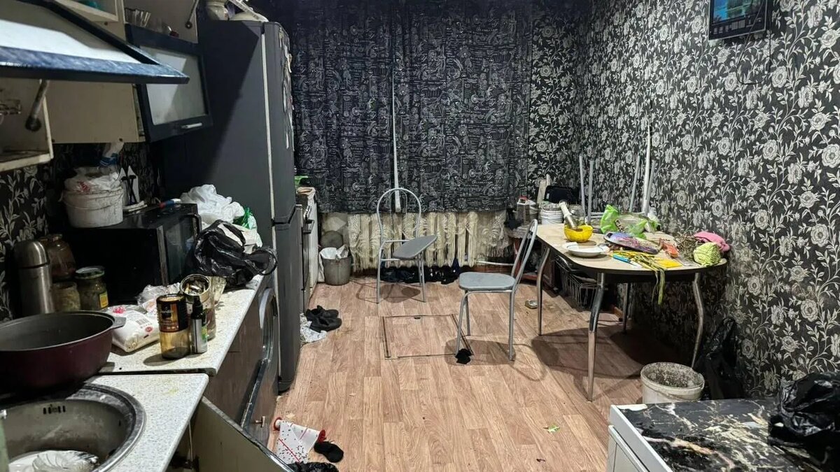    Кухня квартиры, где проживали погибшие дети.