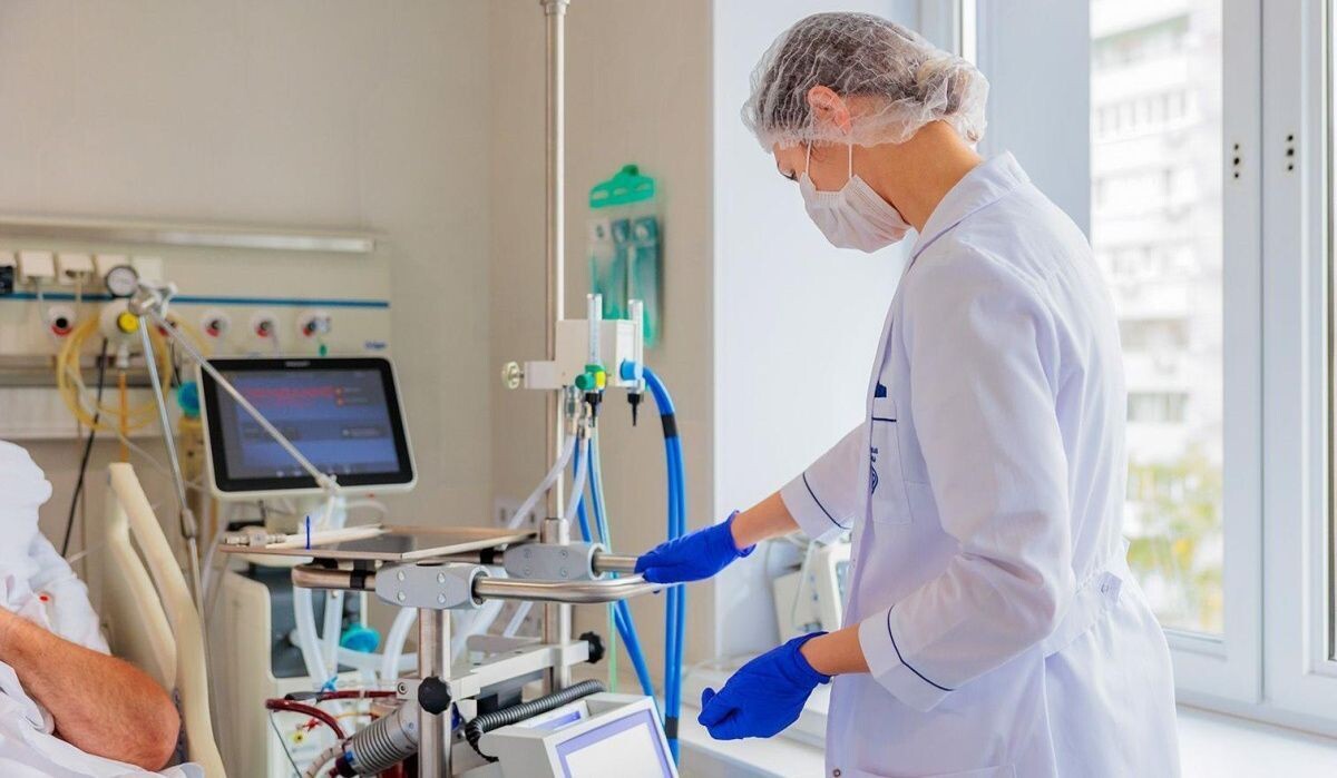     Врач возле больного. Источник: mos.ru Автор фото: Пресс-служба Мэра и Правительства Москвы