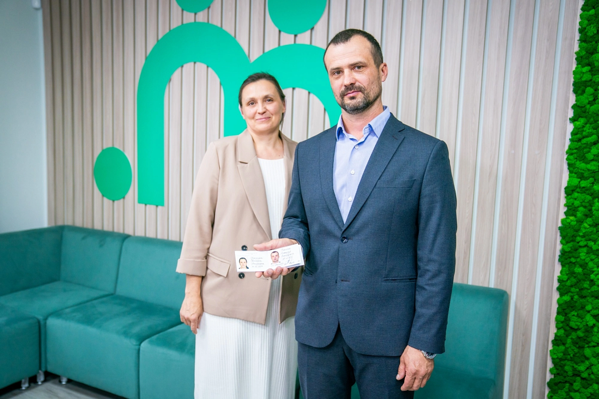    Около 15 тысяч многодетных семей Югры уже получили удостоверение нового образца