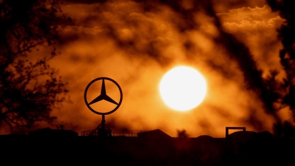 Коронакризис привнёс в Словакию новое иностранное слово. Так называемая «короткая работа» — kurzarbeit — известна в основном в немецкоязычных странах.Kurzarbeit помогает сохранить рабочие места и преодолеть кризисный период с наименьшими потерями. Однако этот инструмент требует от государственного бюджета значительных ресурсов. В этом тексте мы подробнее рассмотрим, что такое Kurzarbeit, каких результатов удалось добиться и является ли это эффективным экономическим инструментом или скорее дорогостоящим политическим решением