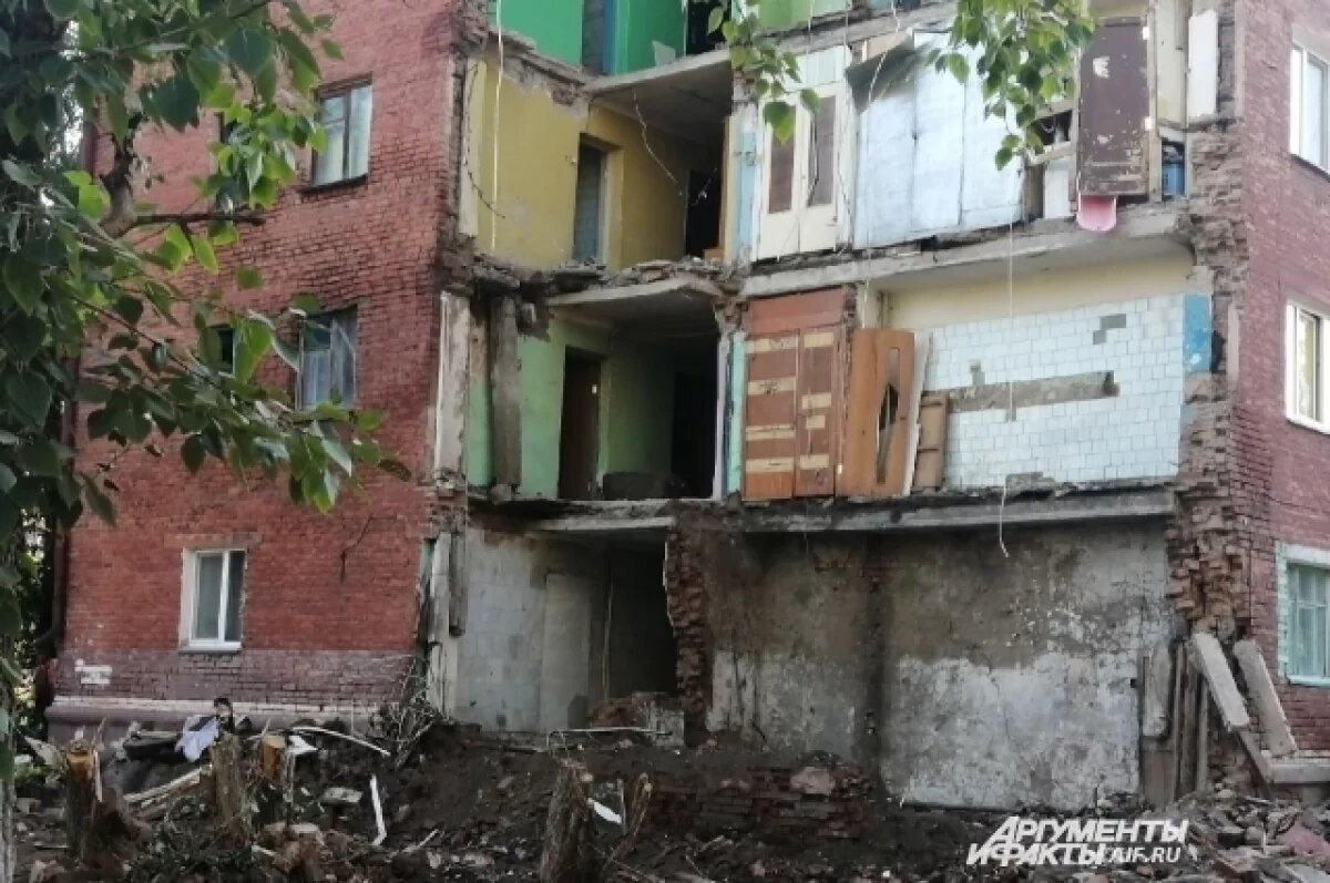    Появилось видео сноса пятиэтажки в Омске, у которой обвалилась стена