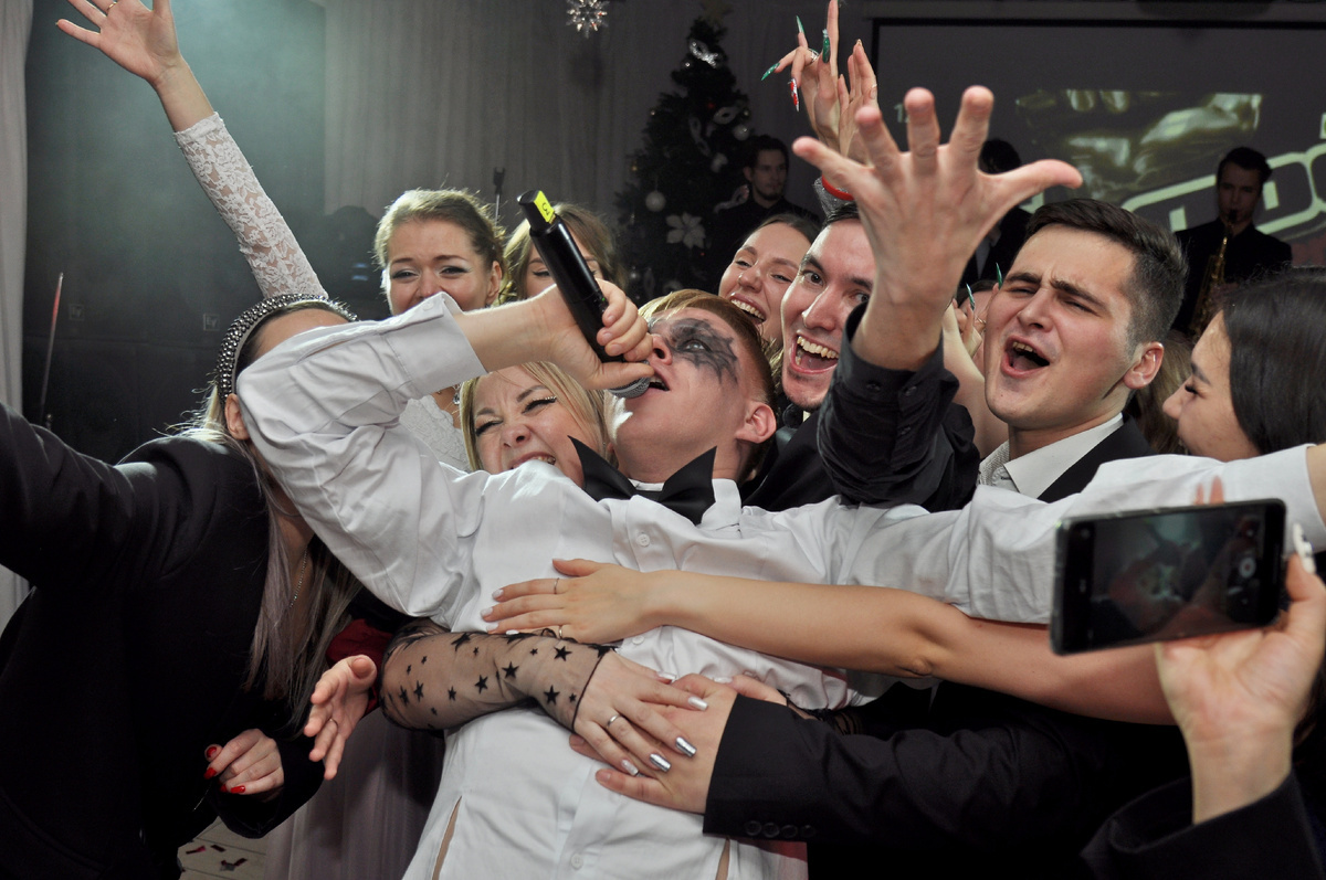 Олег Димпулваш каналШоу "Голос". Корпоратив
22 октябряШоу «ГОЛОС»… уже НЕ ДЕТИ!Новогодняя программа, в которой сотрудники становятся настоящими «звездами»!Сотрудники компании успешно демонстрируют свои таланты не только на работе, но и в музыкальных проектах.Фантастическая энергия, потрясающий вокал, бурлящая фантазия и невероятная целеустремленность участников конкурса, сделают из традиционного корпоративного праздника невероятное шоу, достойное профессиональной сцены!Но главное, это объединение участников и зрителей.Поддержка коллегами исполнителей такая, о которой мечтают и звезды эстрады!Мы бесконечно рады, что все сложилось так, как и задумывалось!Вот пример компании «Конфлекс». И от души желаем новоиспеченным ЗВЕЗДАМ и замечательной команде, компании Конфлекс, новых творческих и профессиональных успехов!!!Красиво петь не запретишь! Именно эта программа была первой в нашей истории, когда участники корпоративного праздника становились «звездами» на сцене – здесь и сейчас.
«Рок-вечеринка», «Рок против Гламура», «12 стульев», «Минута славы», «Голос. Уже не дети»… большой выбор - проснись и пой!Караоке-вечеринка – на первый взгляд, просто собрание друзей готовых спеть любимые песни. Но при подготовке это желание превращается в магическое торжество музыки!Каждый участник может стать звездой.В любом вечере есть своя незабываемая атмосфера, наша задача - помочь людям почувствовать ее благодаря грамотной подготовке.Наша команда «Праздник РФ» создает с гостями уникальную атмосферу. Это может быть всё что угодно: «рок-вечеринка», гламур, стиль 80-х, киноплощадка...Для программы мы привезем качественное караоке-оборудование. Хороший звук и надежная техника – ключевые элементы успешной вечеринки. Беспроводные вокальные микрофоны, профессиональная акустическая система и большие экраны для текстов песен существенно повысят уровень нашего мероприятия.Световое оборудование в последнее время быстро прогрессирует и теперь обеспечить любой ресторан или банкетный зал не так дорого и сложно. Световые эффекты, такие как дискоболы или цветные светодиодные ленты, создадут нужное настроение и добавят вечеринке ощущение настоящего концерта. С помощью света команда «Праздник РФ» создает контрасты даже в небольшом помещении или на теплоходеОрганизация незабываемой караоке-вечеринки требует внимания к деталям и творческого подхода, наш опыт поможет создать яркое мероприятие, которое запомниться всем коллегам!Еще с лета мы осуществляем подбор ресторана или концертной площадки, театрального зала. Следующий этап, это разработка сценария, подбор артистов и ведущих, выбор музыкальной группы и подготовка номеров сотрудников компании.Организация новогоднего корпоратива 2025, это и важная музыкальная составляющая: встреча гостей и музыкальная программа на банкете или фуршете требует опыта и внимания.В некоторых компаниях существуют даже ивент-отделы, или ивент-специалисты которые занимаются непосредственно праздничными мероприятиями. Грамотно организовать корпоративное мероприятие, который будет работать на сплочение коллектива и решать задачи внутри компании – дело не из легких, и несмотря на то, что до Нового года еще пять месяцев, начинать готовиться к празднованию лучше уже сейчас! Олег Димпул, руководитель ООО «ПРФ» Праздник РФ ответит на все вопросы и начнет подготовку к новогоднему корпоративу. Выступление саксофониста, виоланчелисты, электроскрипка, кавер-группа, солист или дуэт солистов. Джаз и классика на корпоративе всегда актуальна. Диксиленд Old Rivers Band под управлением Михаила Александровича Городецкого, исполняет программы на самых разных мероприятиях.Праздничный вечер легко превратить в мероприятие по тимбилдингу, если есть такая задача у специалиста по персоналу, HR менеджера. Это отличная возможность адаптировать новых сотрудников компании, а также познакомить и сплотить между собой разные отделы компании, подразделения компании из других городов.Команда «Праздник РФ», вместе с ведущим и музыкальными группами, хореографом создаст шоу из сотрудников компании! Мы решим задачу и по празднику в офисе – украшение офиса, кейтеринг прямо на рабочих местах, артисты в конференц-зале или холле офисного пространства.
Мы убережем компанию от лишних затрат – вместе разработаем сметы и прозрачные расчеты с ресторанами, концертными залами, теплоходами и яхтами, транспортными компаниями, кейтерингом и артистами
Арт-директор компании Алёна Димпул разработает программу для компании, сценарный план, тайминг и проведет работу по подбору артистов и музыкантов для программы.
Новогодний праздник, корпоратив «Новый год 2025» запомниться сотрудникам компании!До Нового года осталось… дней