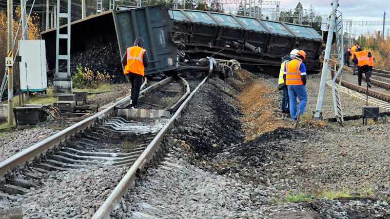    Два вагона поезда с углем сошли с рельсов в районе станции Лужская.Фото: Telegram/Официальный канал Северо-Западной транспортной прокуратуры/sztproc