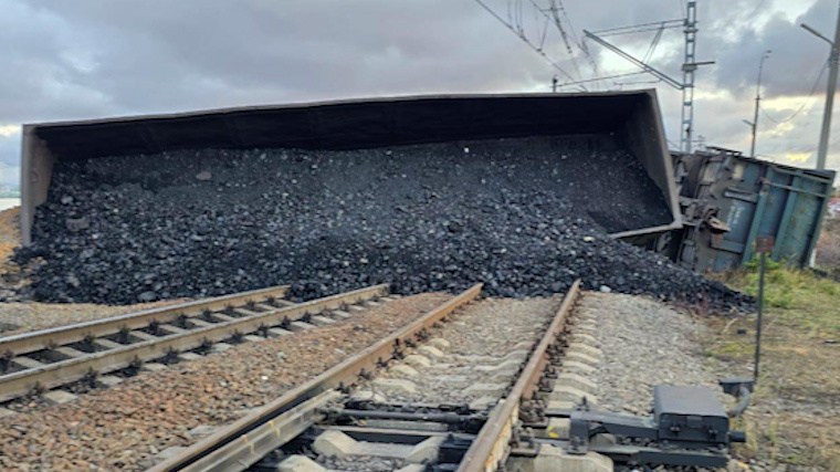    Два вагона поезда с углем сошли с рельсов в районе станции Лужская.Фото: Telegram/Официальный канал Северо-Западной транспортной прокуратуры/sztproc