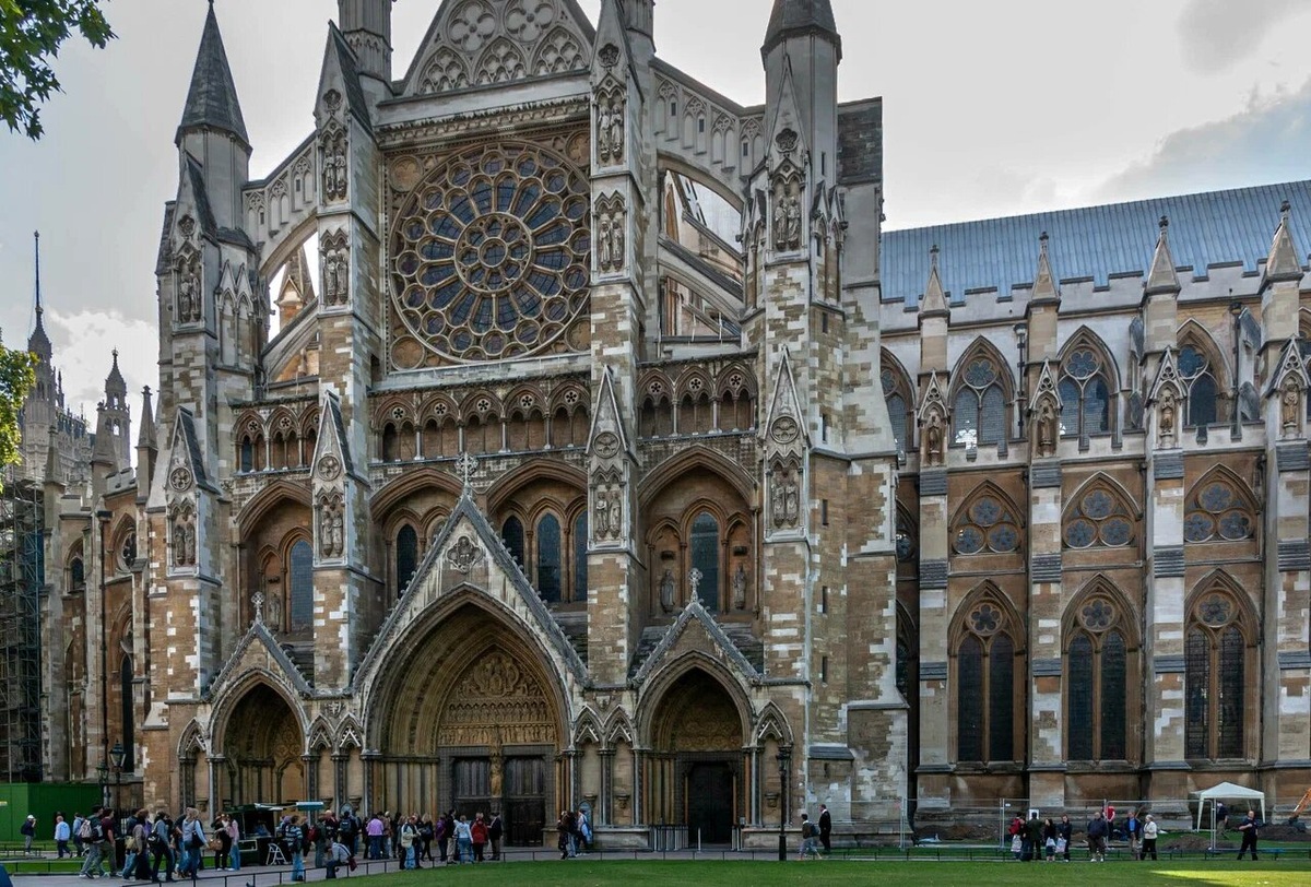 На территории церкви множество захоронений, среди которых монаршие особы, учёные, поэты и другие выдающиеся личности. Фото: Евгений Ш. / Яндекс Карты