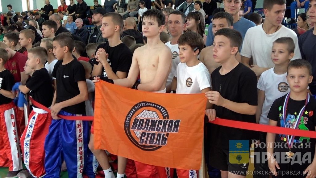 В турнире приняли участие 400 файтеров📷    В Волжском прошли поединки открытого Кубка города по кикбоксингу
