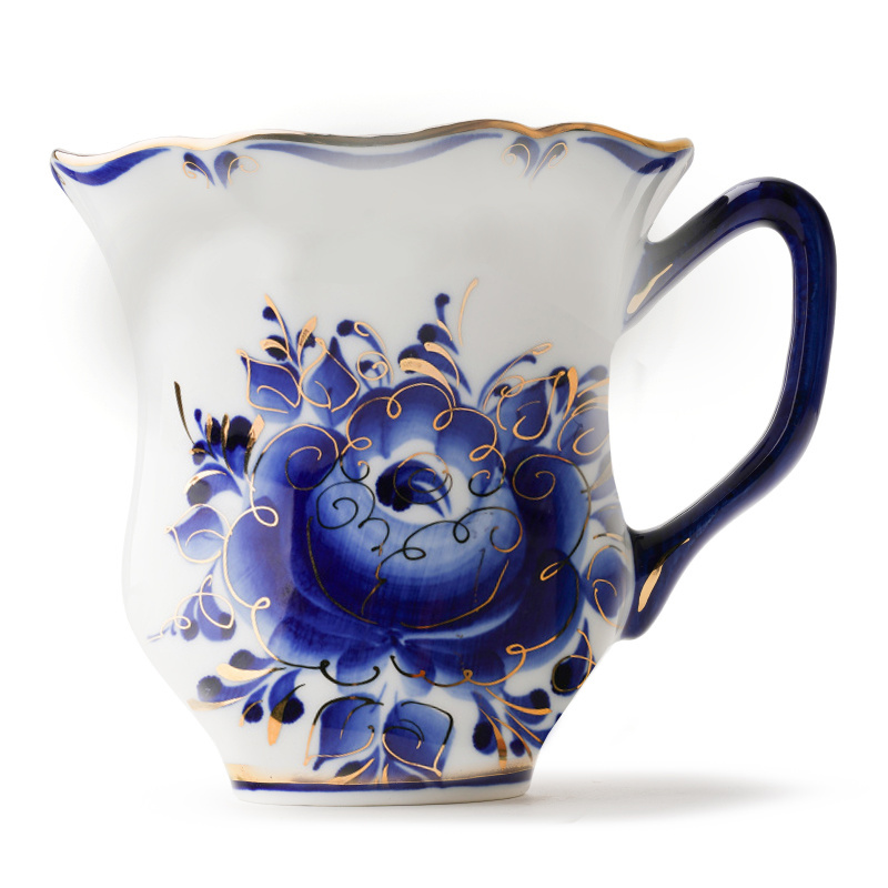 Это тот же предмет мы попробовали подвинуть рисунок в предмете. Сместить его с центра. Останется ли гжель органичной?!