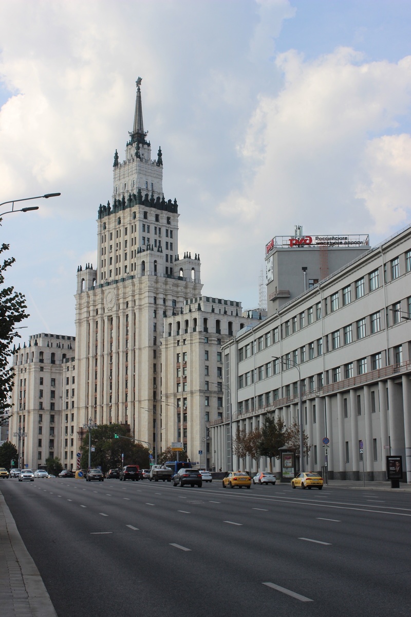 Сталинская высотка на площади Красных Ворот. Фото: Михеев Вячеслав