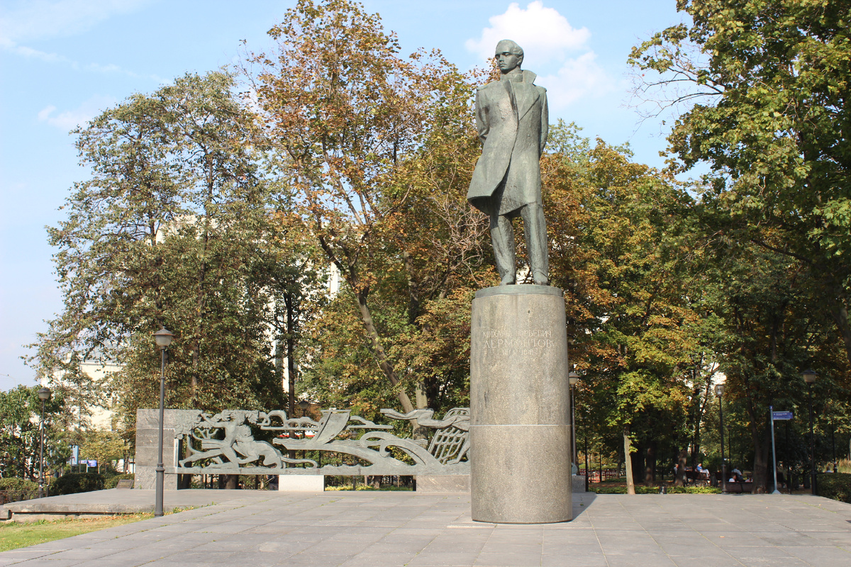 Памятник Лермонтову на Лермонтовской площади (скульптор И. Д. Бродский, установлен в 1965 г.). Фото: Михеев Вячеслав