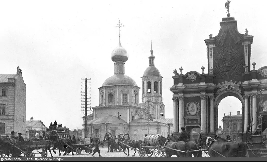 Красные ворота и Церковь Трёх Святителей в Огородниках, 1902 г. Церковь, где крестили Михаила Лермонтова. Фото с сайта https://pastvu.com/p/1193290