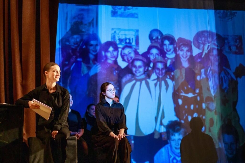 Режиссёр Людмила Павленко, преемница Ивана Ивановича Егорова – на фото слева