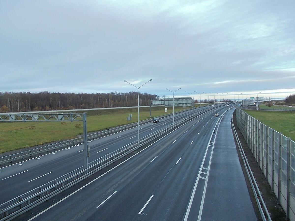 © Uz1awa / Wikimedia Cmmons / CC BY-SA 4.0 (Кольцевая автодорога вокруг Петербурга в районе пересечения с Кронштадтским шоссе)