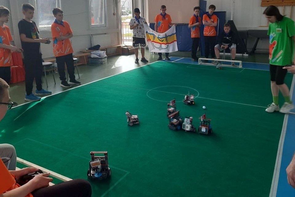    Футбол у роботов немного отличается от человеческого. Фото: предоставлено Александром Бильченко