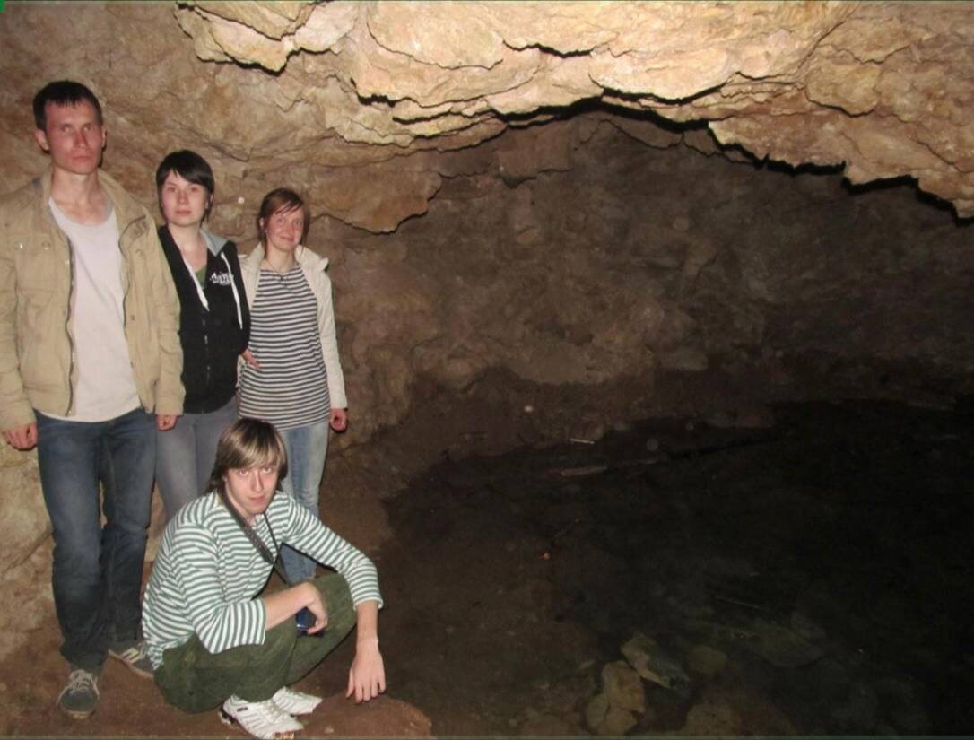 На берегу подземного озера в карстовой пещере. Нижегородская область, национальный парк «Нижегородское Поволжье», участок «Ичалковский» 