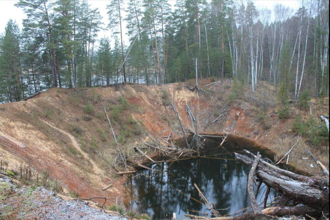 Карстовая воронка. Нижегородская область, национальный парк «Нижегородское Поволжье», участок «Пустынский» 
