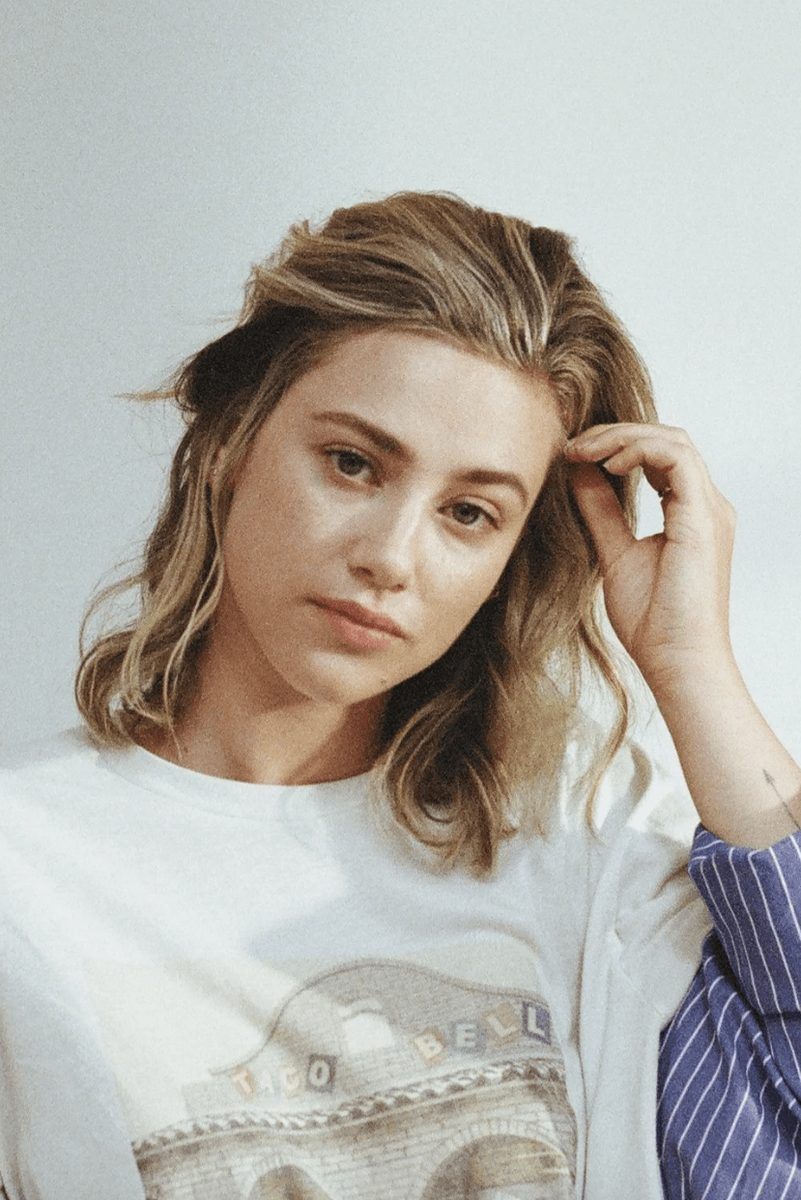    Лили Рейнхарт запустила линию средств по уходу за кожей (фото 1)