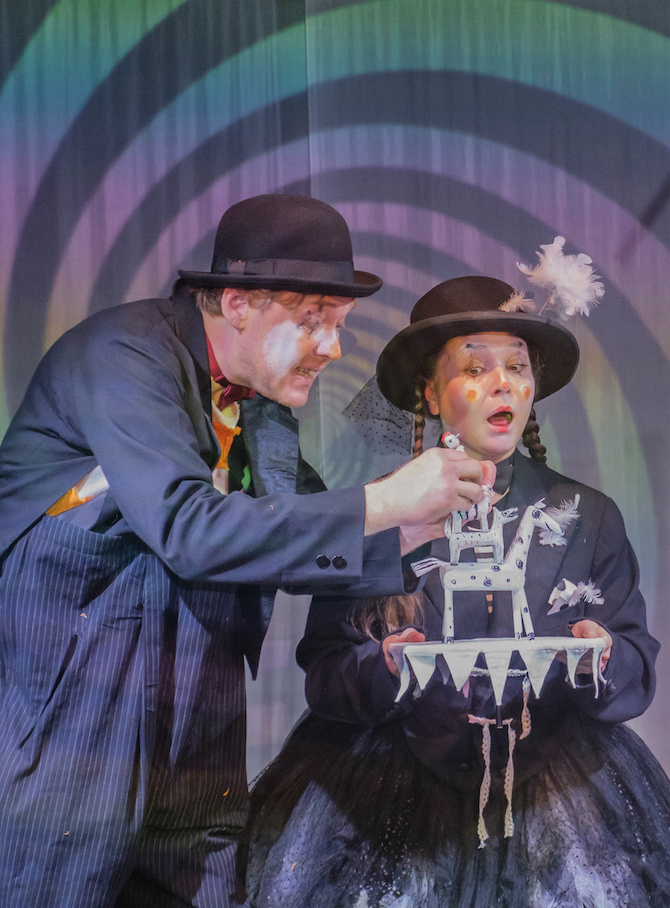    С помощью кукол актёры показывают, как Курица пыталась взлететь.Алёна Бобрович