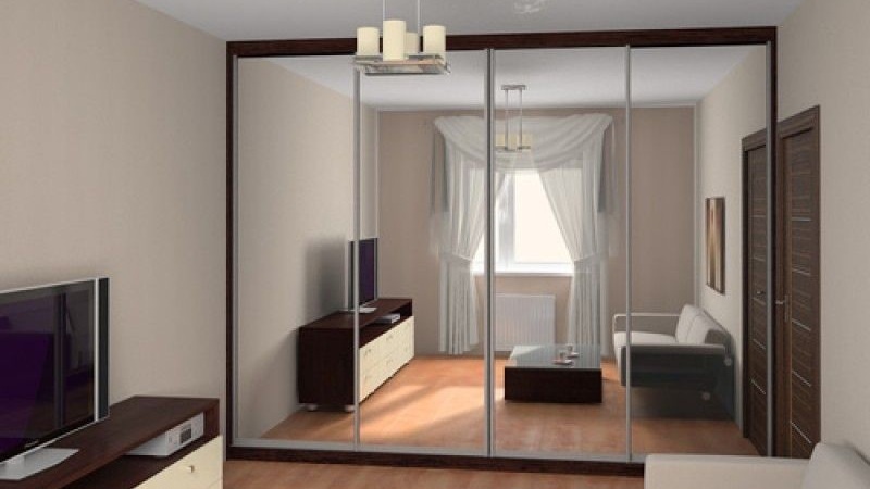 В однокомнатной квартире платяной шкаф – это «центр притяжения» абсолютно всех вещей.