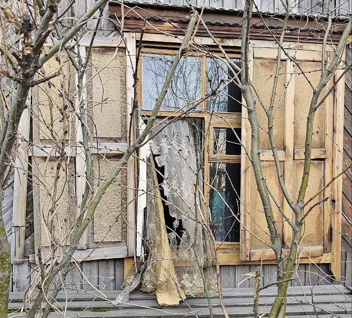 Атмосферно и жутко выглядят брошенные дома в центре города