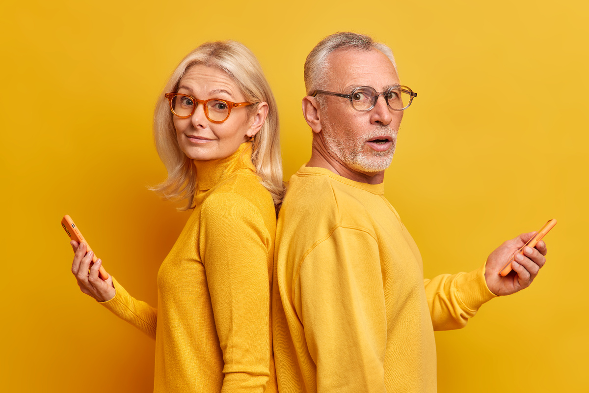 источник фото: <a href="https://ru.freepik.com/free-photo/two-elderly-female-male-friends-stand-back-each-other-wear-optical-glasses-casual-jumpers-use-modern-gadgets-online-communication-type-text-messages-isolated-yellow-wall_14582043.htm#fromView=search&page=2&position=41&uuid=dec243a1-748f-4413-9757-b581a245da13">Изображение от wayhomestudio на Freepik</a>
