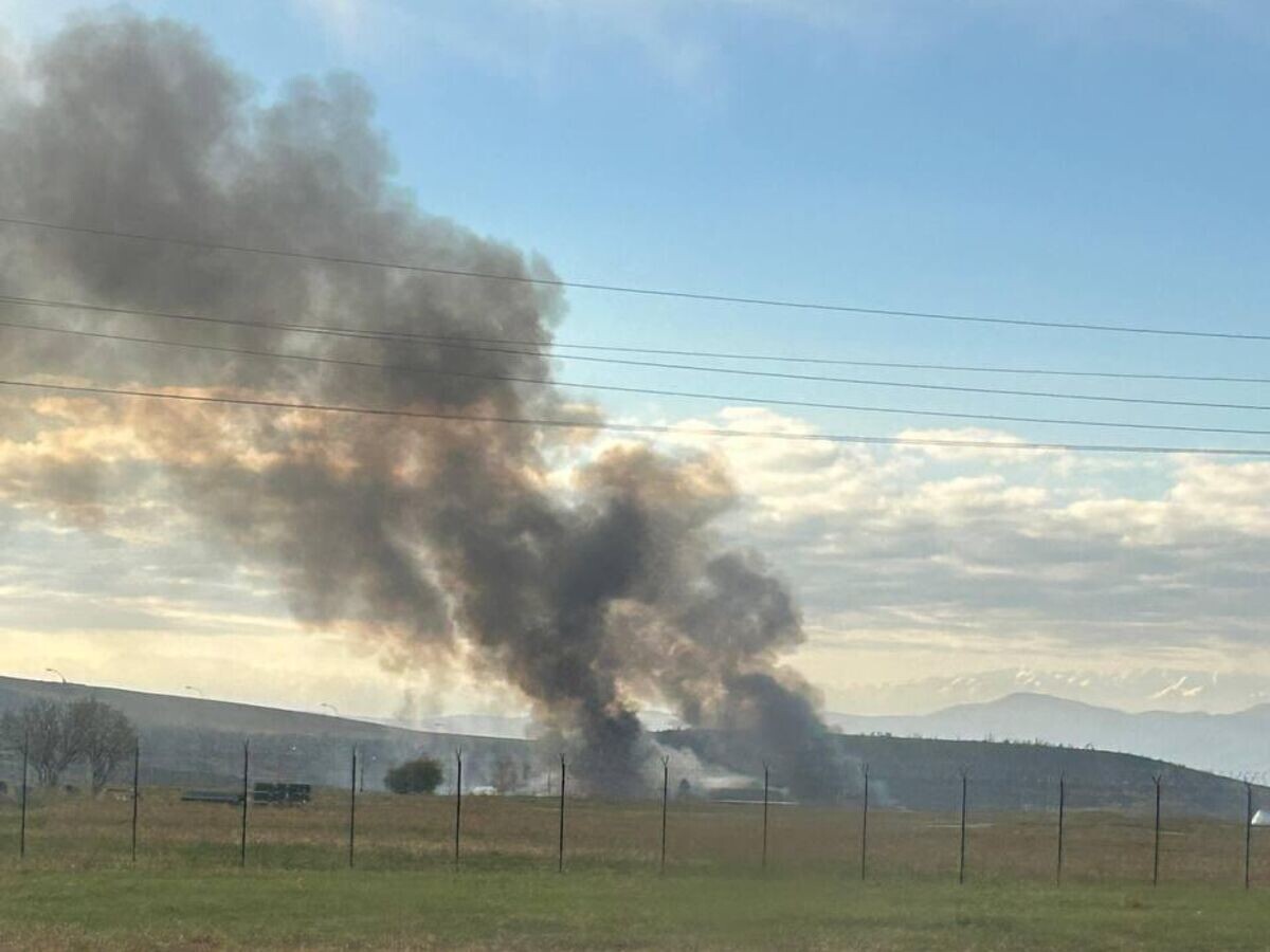    Загоревшееся после атаки БПЛА здание на территории Российского университета спецназа в Гудермесе© Фото : соцсети