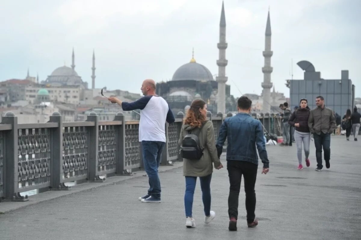    Судя по всему, в Турции лучше всего делать селфи. И обязательно следить, что бы в кадр не попали женщины, дети, и ни в коем случае – и те, и другие вместе.