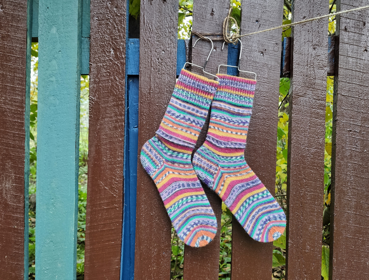 Носки из пряжи Folkloric Color от Regia, цвет 3082