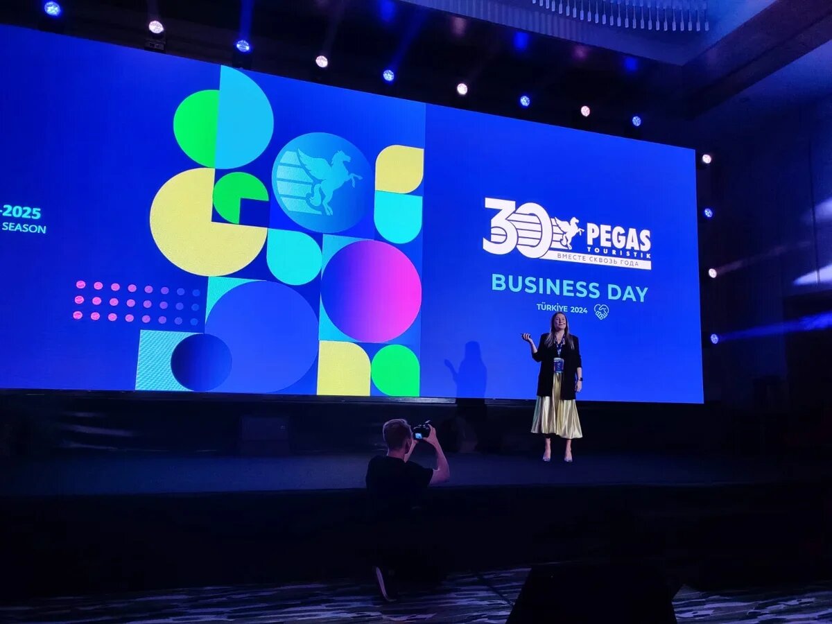    Анна Левина, заместитель руководителя отдела маркетинга PEGAS Touristik на бизнес-конференции, посвященной тридцатилетию туроператора, Турция, отель Swandor Kemer 5*. Фото: АТОР