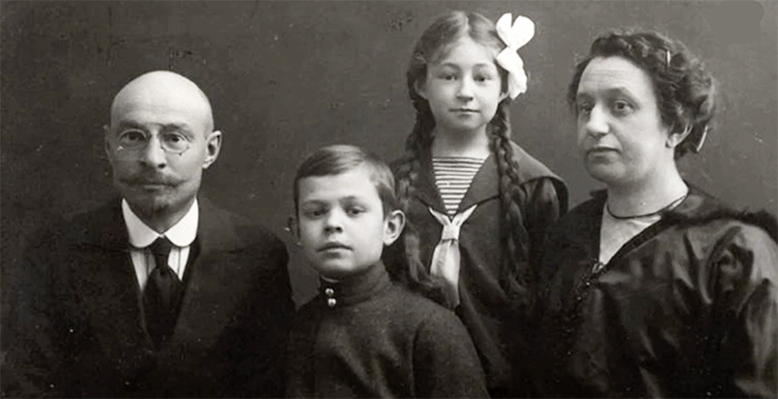 Это фотопортрет семьи Дунаевских. Имена детей назвать не смогу. Скорее всего, это брат и сестра Исаака. Нет информации. Если дополните, буду благодарна. Дата съемки: 1905 год