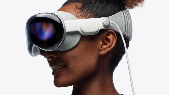 Прозрачный дисплей: В отличие от других VR-шлемов, Vision Pro позволяет пользователю видеть окружающий мир, не снимая устройство. Это делает его более удобным для работы,  социального взаимодействия и использования в повседневной жизни.                       Пространственное аудио:  3D-звук создает невероятную атмосферу погружения, позволяя пользователю чувствовать себя в центре событий. Eye-tracking:  Шлем отслеживает взгляд пользователя, позволяя ему управлять меню и приложениями с помощью глаз.                    Встроенная камера: Vision Pro оснащен мощной камерой, которая позволяет  записывать видео и делать снимки в VR.                                             Интеграция с macOS: Vision Pro  тесно интегрирован с операционной системой macOS, что позволяет легко использовать приложения и данные с компьютера.                                              Apple VisionOS:  Vision Pro работает на новой операционной системе  VisionOS, специально разработанной для виртуальной реальности. 